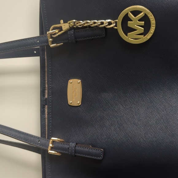 Michael Kors Jet Set Tote - Picture 5 of 12